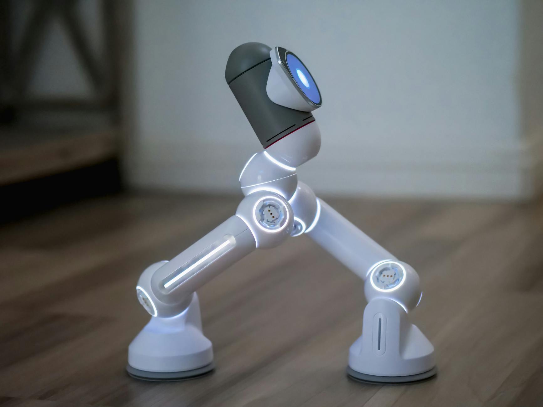 Nowoczesny robot kroczący po drewnianej powierzchni