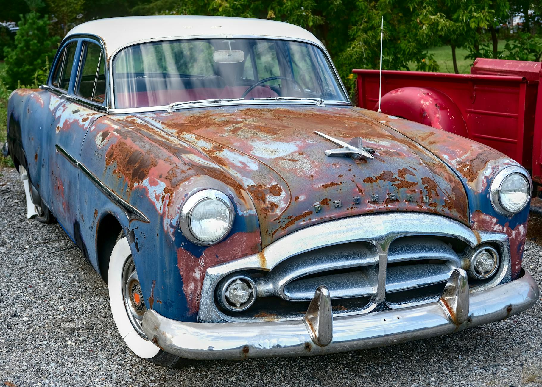 Zardzewiały klasyczny samochód Packard zaparkowany na ulicy