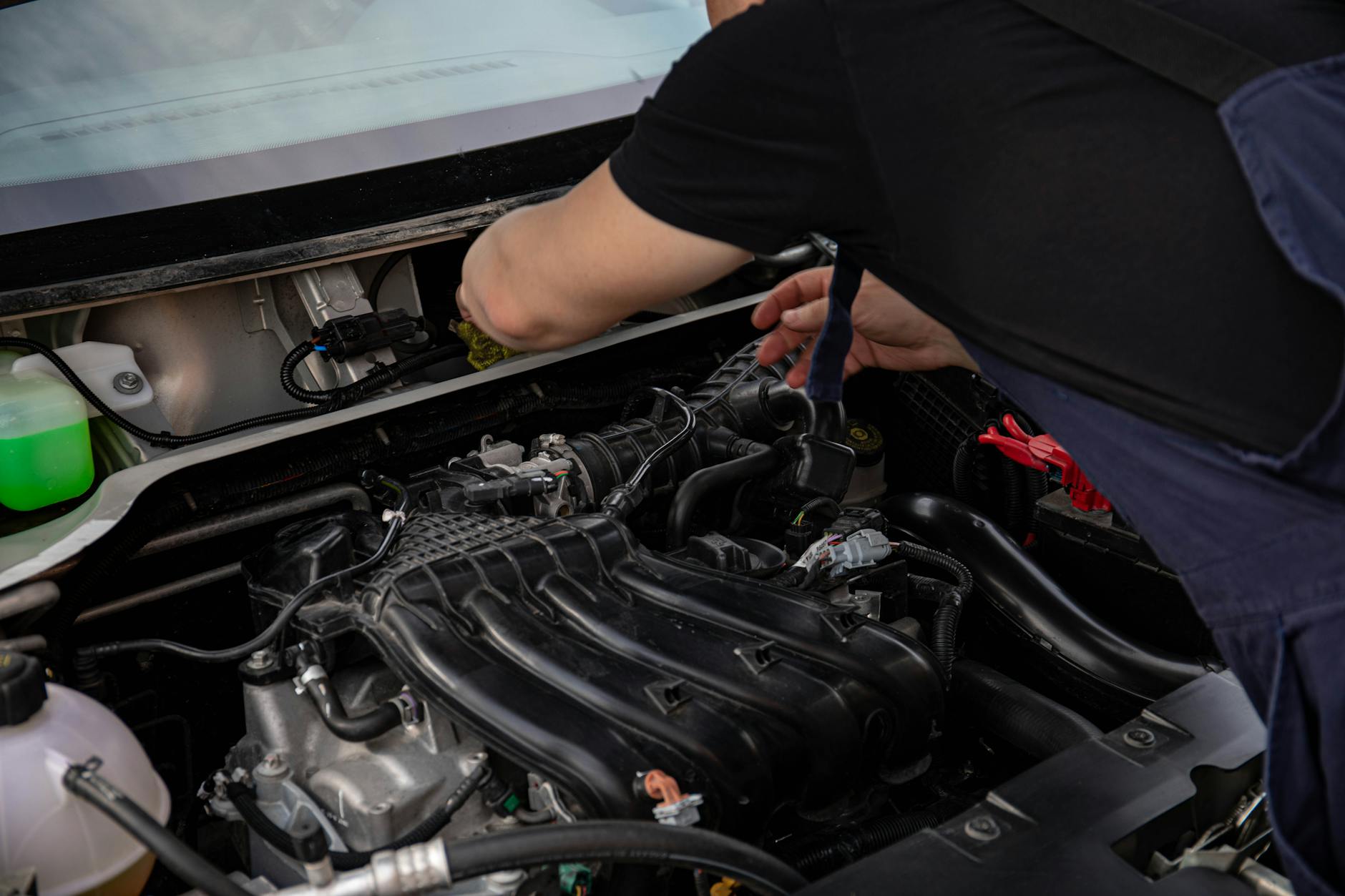 Mechanik zaglądający do komory silnika Mazdy 5 podczas diagnozy