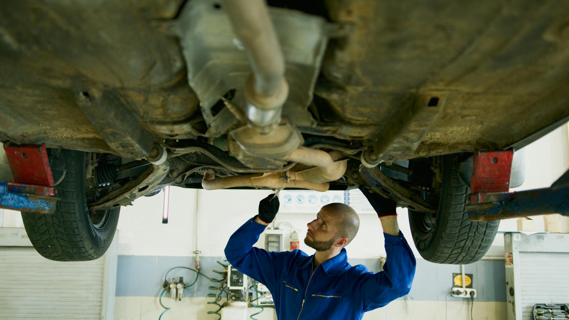 Mechanik ogląda tylne zawieszenie Mazdy 5 na podnośniku