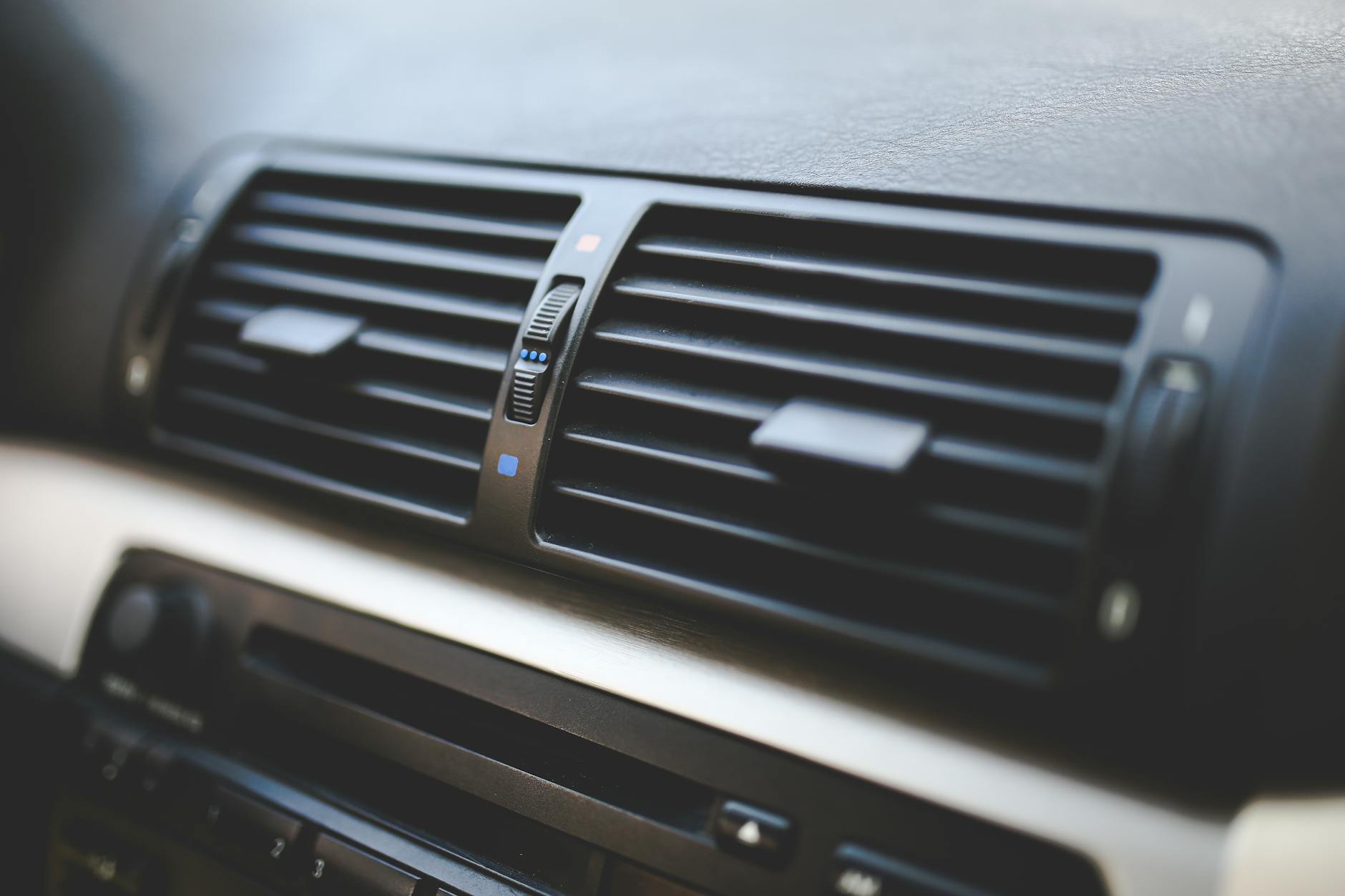Szczegółowy widok nawiewów klimatyzacji w nowoczesnym wnętrzu BMW
