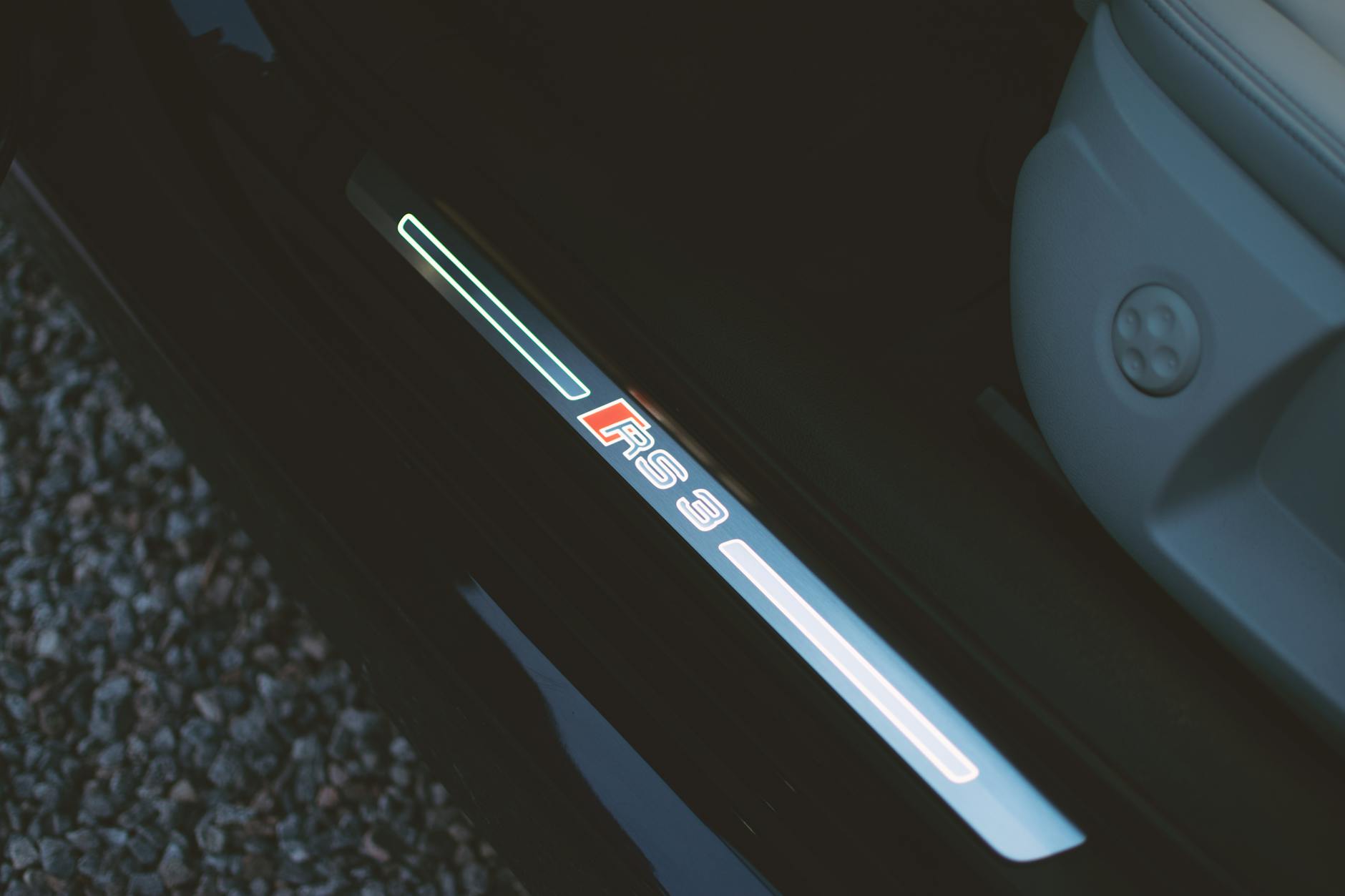 Podświetlany próg drzwi Audi RS3 w przyciemnionym oświetleniu